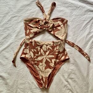 One-piece cutout halter-neck swimsuit - medium